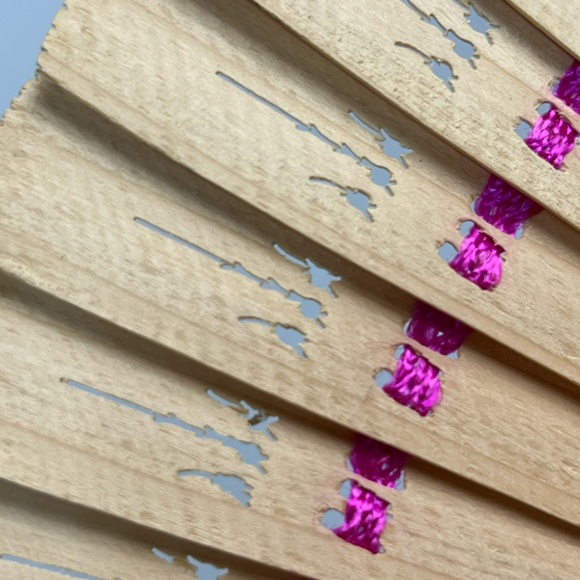 Vintage wooden folding fan w/delicate detailed cutouts. Asian painting. No brand - Picture 8 of 11